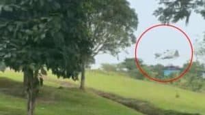 Restos del avión Hércules FAC-1016 esparcidos en la selva tras el accidente.