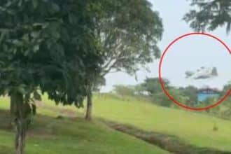 Restos del avión Hércules FAC-1016 esparcidos en la selva tras el accidente.