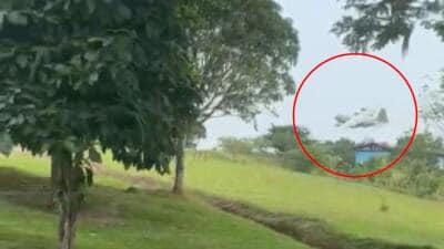 Restos del avión Hércules FAC-1016 esparcidos en la selva tras el accidente.