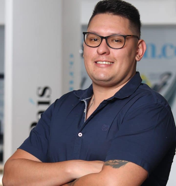 Francia Márquez de pie, con expresión decidida, durante una entrevista en un estudio luminoso.