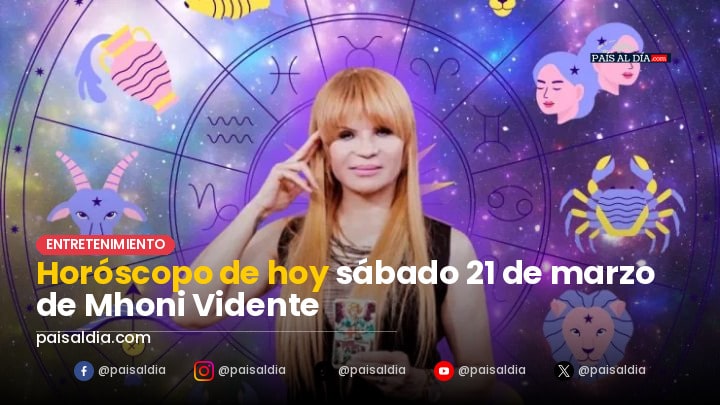 Mhoni Vidente en un entorno acogedor, rodeada de cartas del tarot y velas encendidas.