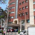 Un grupo de médicos discute en una sala de espera de un hospital, con documentos en mano.