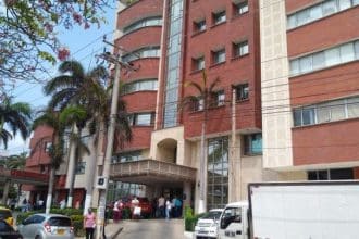 Un grupo de médicos discute en una sala de espera de un hospital, con documentos en mano.