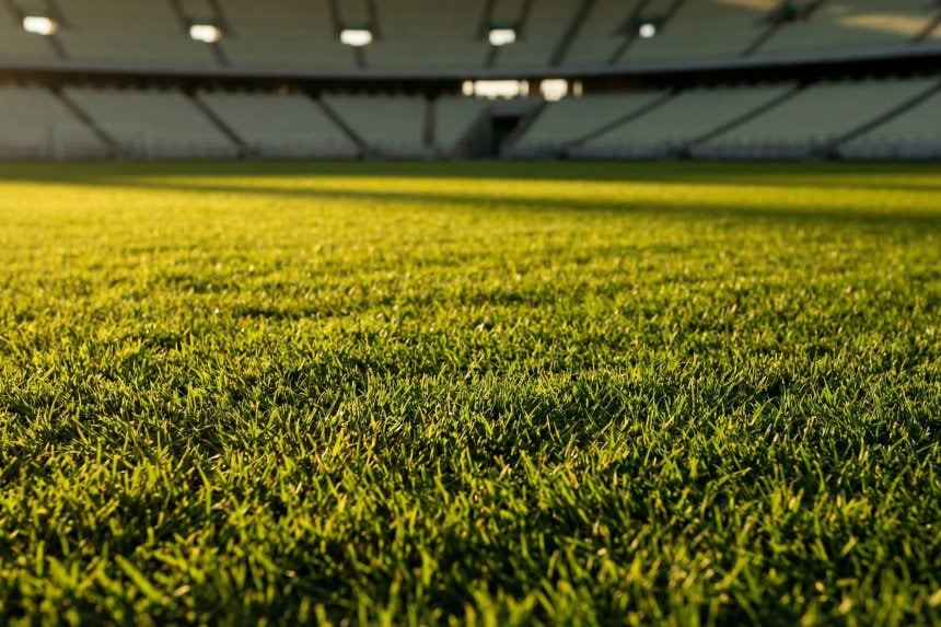 Jhon Arias en el campo, con gestos de frustración tras el partido.