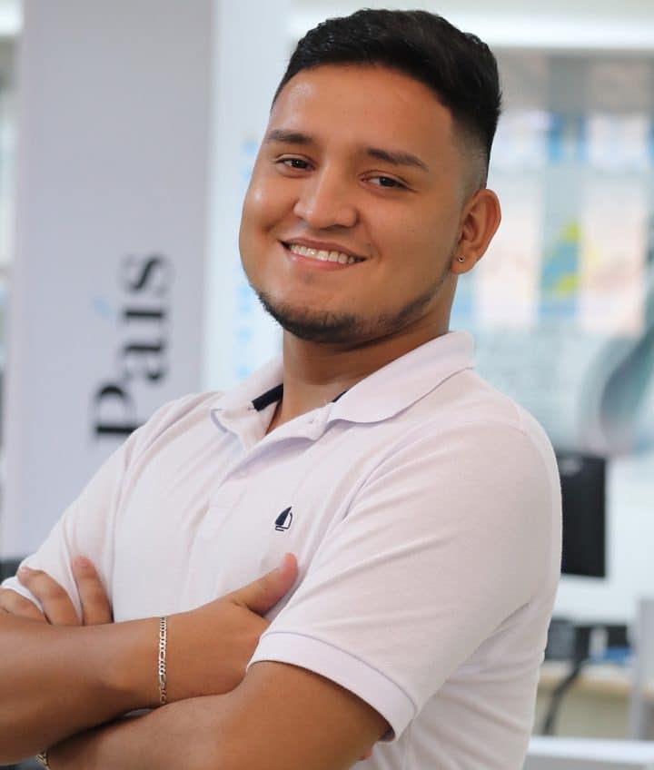 Un grupo de jóvenes patinadores entrenando en la pista, con un ambiente de camaradería y concentración.