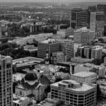 Karina García entrando a La Casa de los Famosos, rodeada de cámaras y participantes sorprendidos.