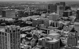 Karina García entrando a La Casa de los Famosos, rodeada de cámaras y participantes sorprendidos.