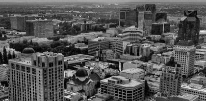 Karina García entrando a La Casa de los Famosos, rodeada de cámaras y participantes sorprendidos.