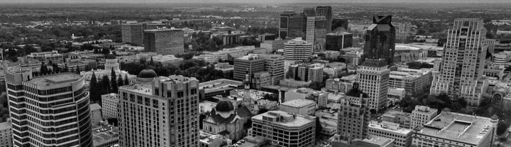 Karina García entrando a La Casa de los Famosos, rodeada de cámaras y participantes sorprendidos.