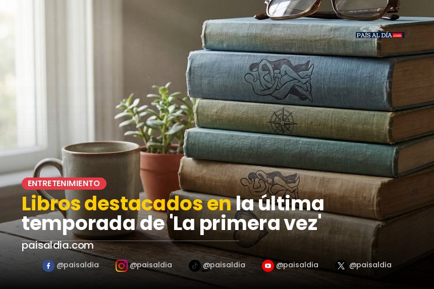Mesa de café con varios libros abiertos y una taza de café humeante, luz suave iluminando el ambiente.