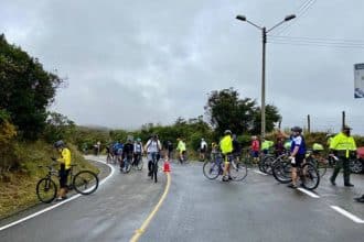 Motocicletas alineadas frente a la estación de Policía en Palermo, con personas recibiendo la marcación.