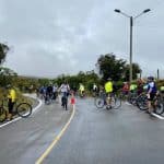 Un grupo de motocicletas estacionadas frente a la estación de Policía, marcadas con spray de colores.