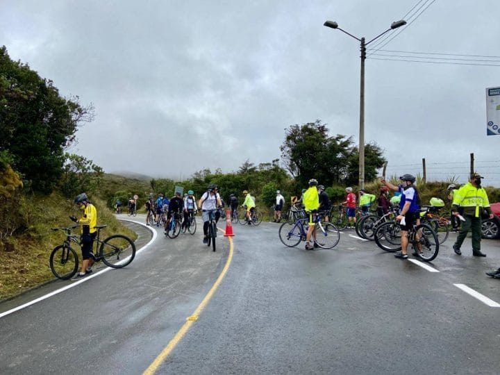 Un grupo de motocicletas estacionadas frente a la estación de Policía, marcadas con spray de colores.
