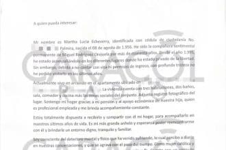 Miguel Rodríguez Orejuela, de 82 años, sentado en una silla, con mirada perdida y expresión de preocupación en su rostro.