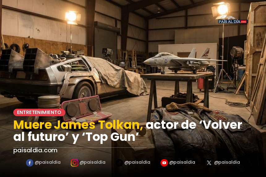 James Tolkan sonriendo en una alfombra roja, vestido elegante y con gafas oscuras.