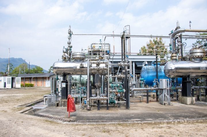 Un grupo de jóvenes voluntarios aplicando vacunas contra el dengue en un centro comunitario de Neiva.