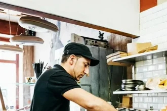 Clientes desilusionados frente a un restaurante con cartel de cierre en Bogotá.