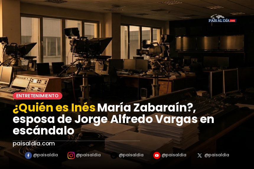 Inés María Zabaraín sonríe mientras sostiene un micrófono en un evento público.