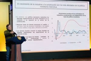 Gustavo Petro en el Palacio de Nariño, rodeado de asesores, mientras presenta la reforma tributaria.