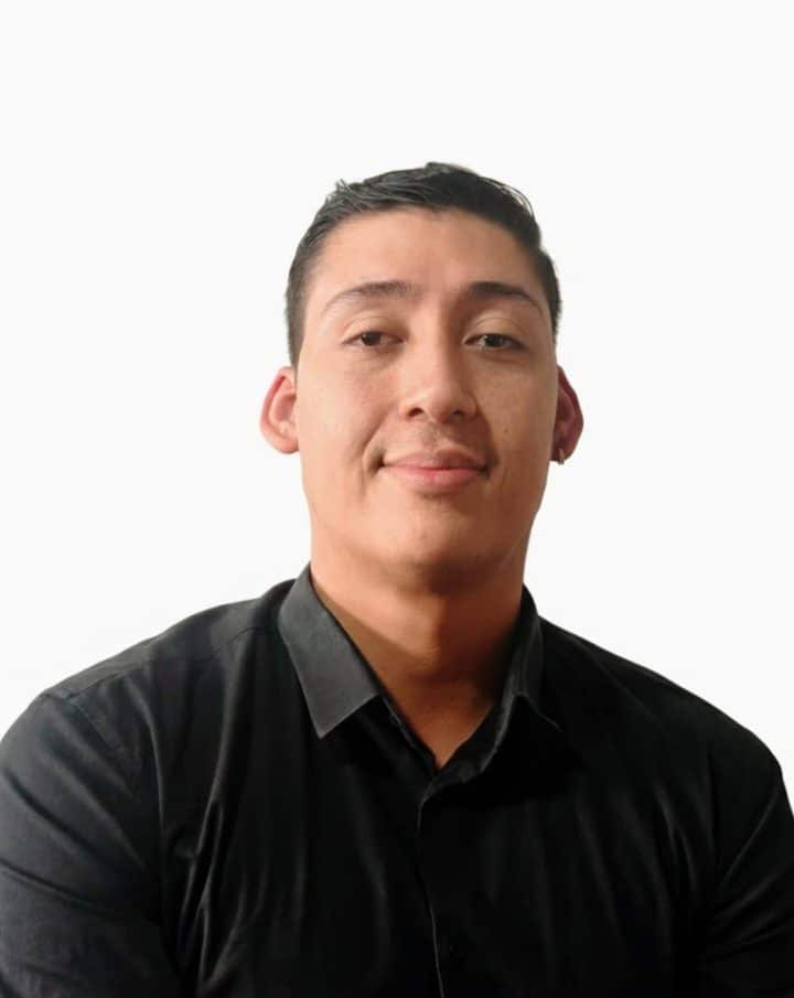 Un grupo de personas en un café revisando sus teléfonos móviles con gestos de frustración.