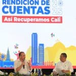 Un grupo de ciudadanos escucha atentamente a los panelistas en la audiencia pública, con micrófonos y pantallas detrás.