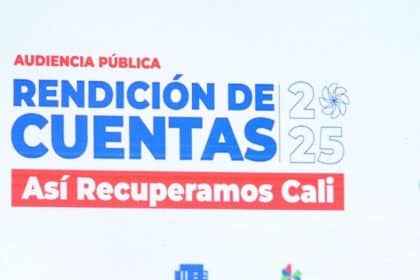 Un grupo de ciudadanos escucha atentamente a los panelistas en la audiencia pública, con micrófonos y pantallas detrás.