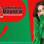 Un grupo de apostadores observa atentos los números ganadores en una pantalla brillante.