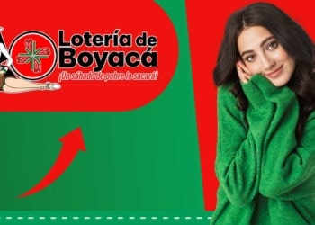 Un grupo de apostadores observa atentos los números ganadores en una pantalla brillante.