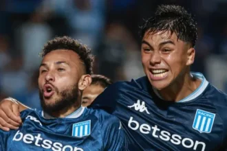 Jugadores de River Plate celebran el segundo gol en el estadio de Racing Club.