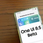 Un grupo de jóvenes revisa sus teléfonos Galaxy mientras discuten sobre la nueva actualización de One UI 8.5.