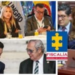 Sandra Ortiz firmando una carta en su oficina, rodeada de documentos y un teléfono antiguo.