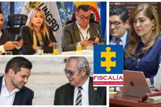 Sandra Ortiz firmando una carta en su oficina, rodeada de documentos y un teléfono antiguo.