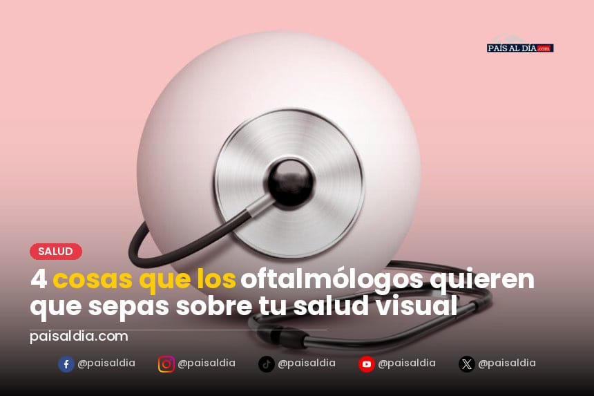 Un oftalmólogo examina los ojos de un paciente en una clínica moderna.