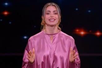 Concursantes de 'A Otro Nivel' discuten acaloradamente en el escenario, con gestos de frustración y tensión en sus rostros.