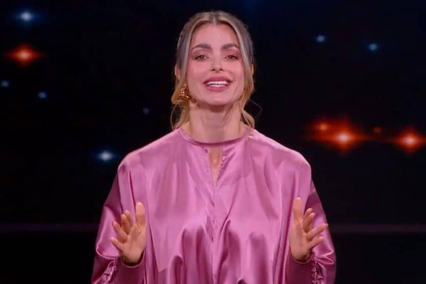 Concursantes de 'A Otro Nivel' discuten acaloradamente en el escenario, con gestos de frustración y tensión en sus rostros.