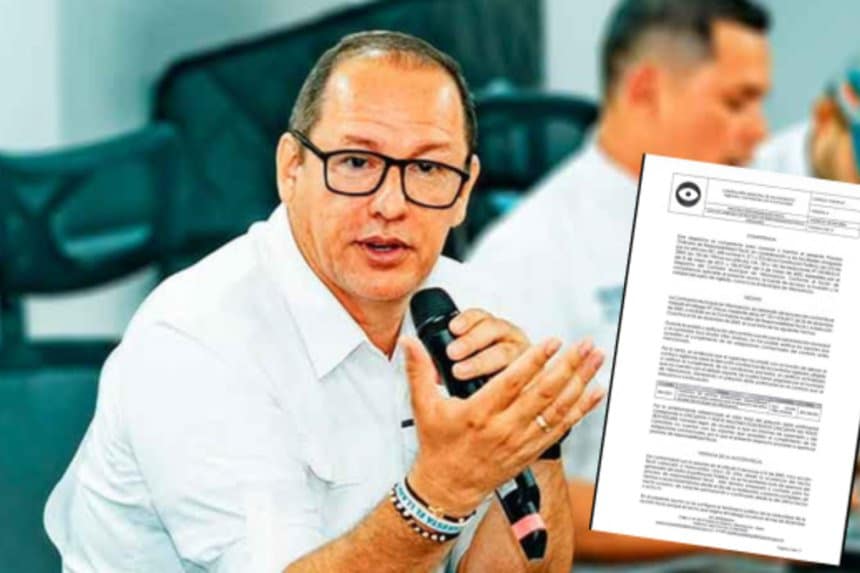 Saul Villar Jiménez, abogado, revisa documentos en su oficina.