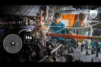 Investigadores en un laboratorio analizando datos en pantallas de ordenador.