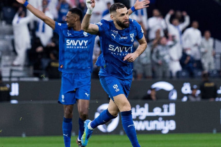 Karim Benzema celebra su tercer gol, rodeado de compañeros en el campo.
