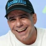 Alejandro Char en su oficina, con una expresión seria y documentos en mano.