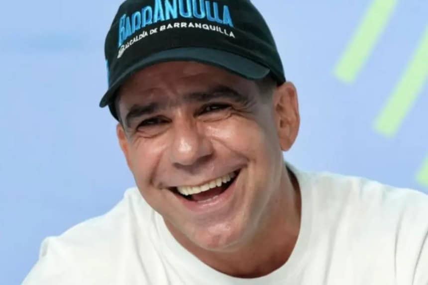 Alejandro Char en su oficina, con una expresión seria y documentos en mano.