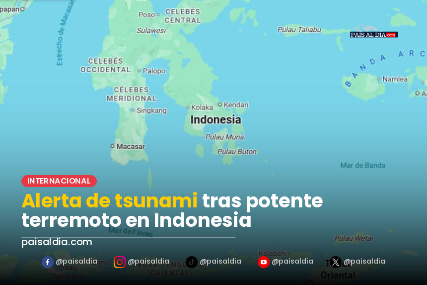 Residentes de Ternate observan el mar agitado tras el terremoto.