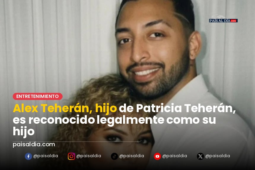 Alex Teherán sonríe mientras sostiene documentos legales en su hogar.