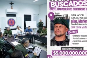 Un grupo de jóvenes protestan con pancartas en la plaza central de un pueblo del Cauca.