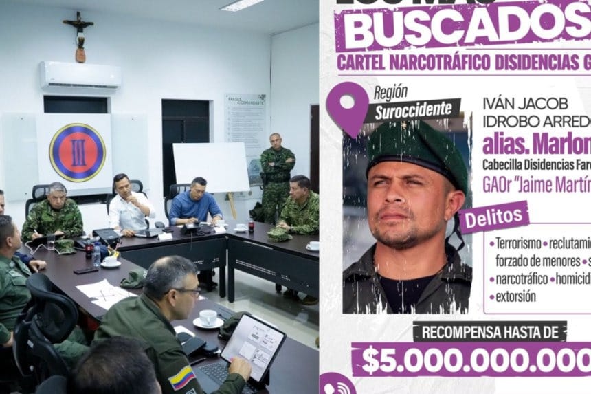 Un grupo de jóvenes protestan con pancartas en la plaza central de un pueblo del Cauca.