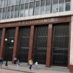 Un grupo de banqueros discutiendo estrategias en una sala de juntas moderna.