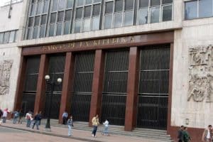 Un grupo de banqueros discutiendo estrategias en una sala de juntas moderna.