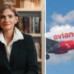 Ángela María Orozco sonríe mientras firma documentos en su nueva oficina.