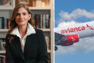 Ángela María Orozco sonríe mientras firma documentos en su nueva oficina.