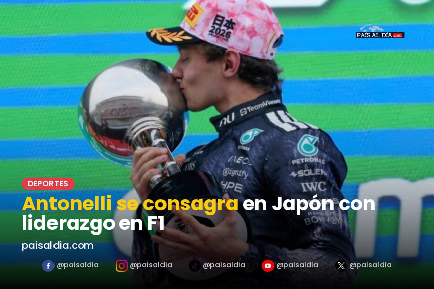 Andrea Kimi Antonelli celebrando su victoria en el GP de Japón, con el podio y la bandera italiana de fondo.