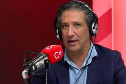 Antonio Casale mira fijamente a Michelle Arévalo, con micrófonos encendidos en el estudio de Caracol Radio.